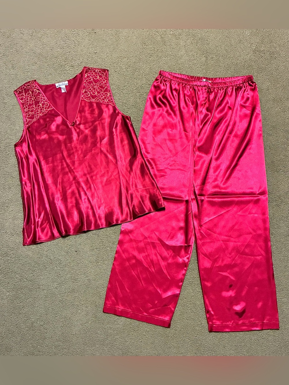 Nine & Co. Women’s Red Satin Pajama Set Top & Pants Lace Yoke Size M Pjs